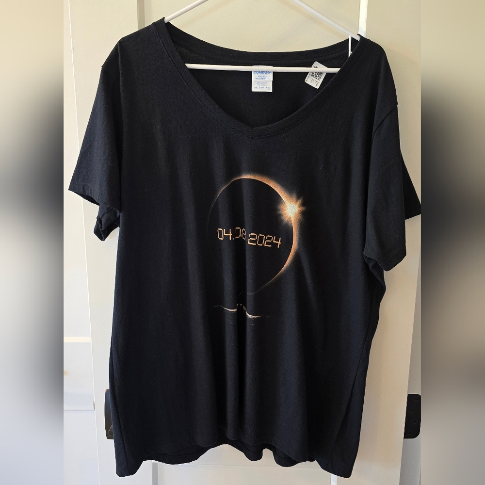 Total Eclipse 2024 Black Graphic Women's V-neck Short Sleeved T-shirt Size XXL